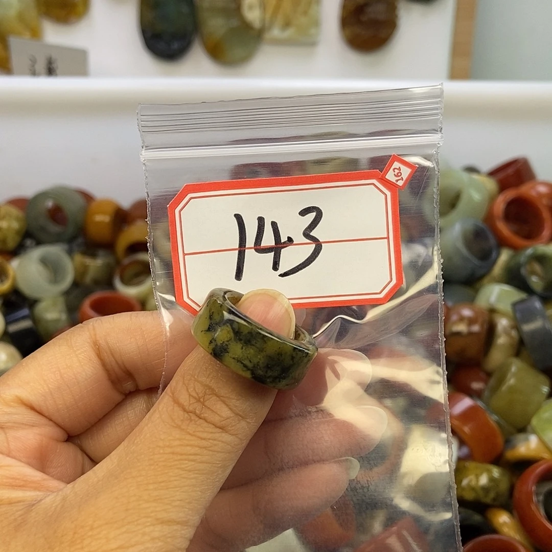 是***呀蛇纹石玉未镶嵌戒指