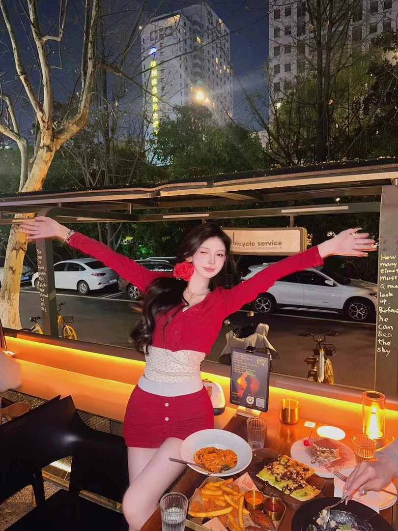 小众时尚潮流女装显瘦气质修身性感辣妹休闲