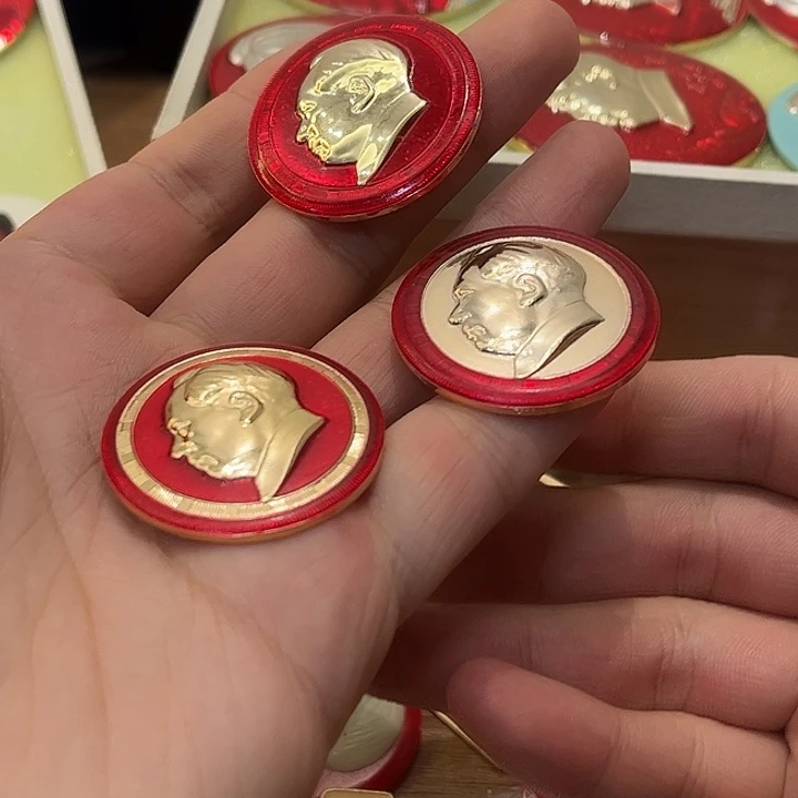 奕***爱像章一一一高贵轻复古一一一