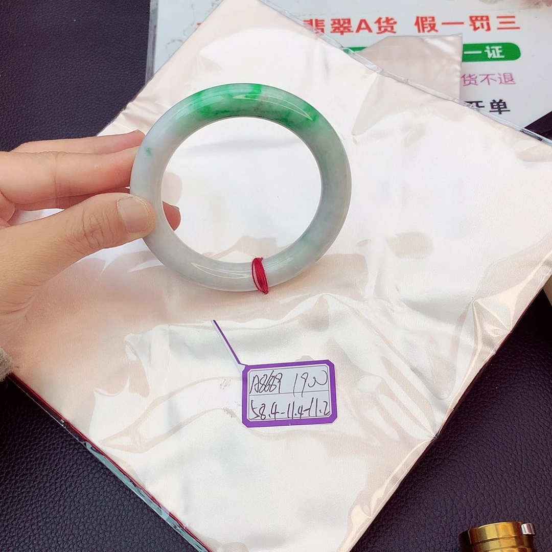 翡翠手镯未镶嵌翡翠