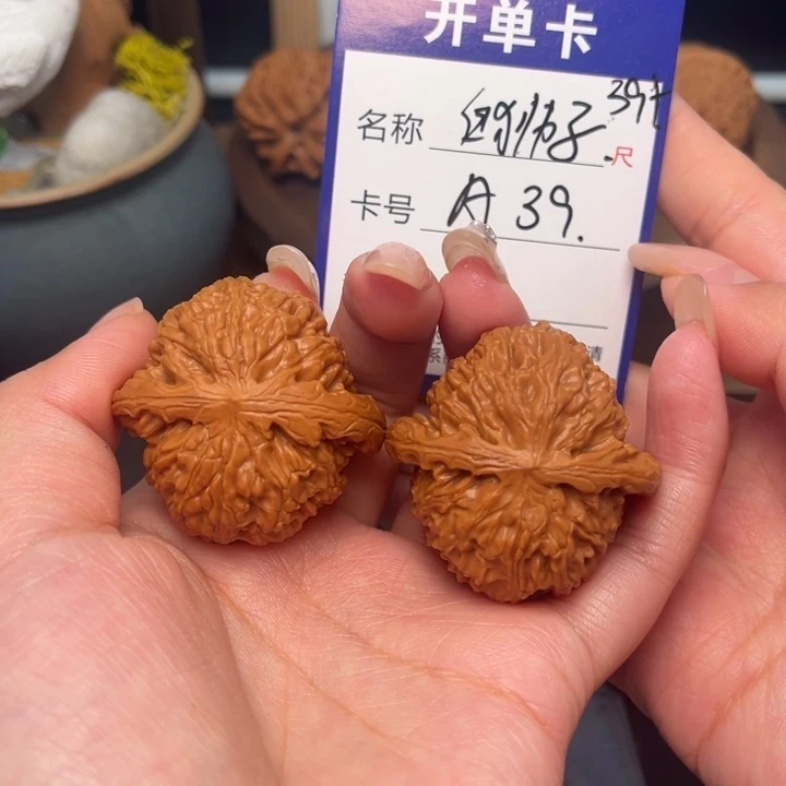 文玩核桃吊坠白狮子