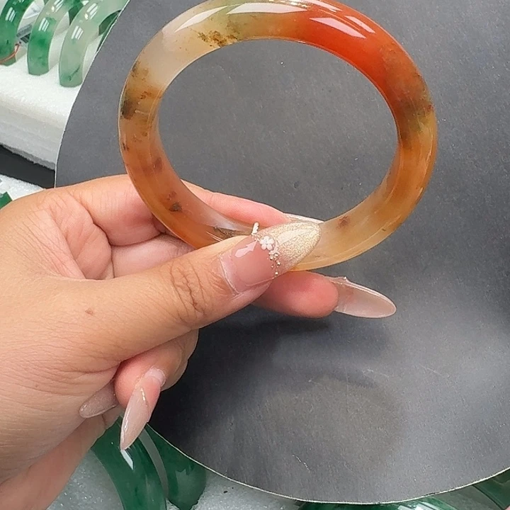 石英质玉（非洲翠）手镯未镶嵌