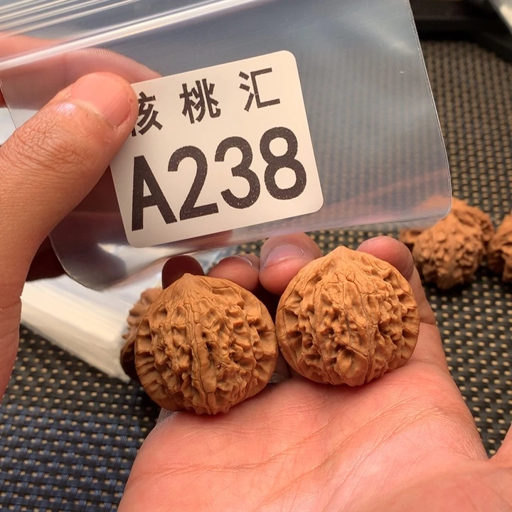 文玩核桃吊坠荷花