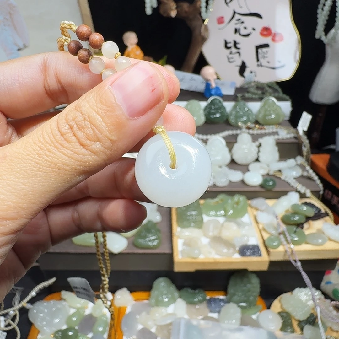 吸***吸和田玉未镶嵌颈饰