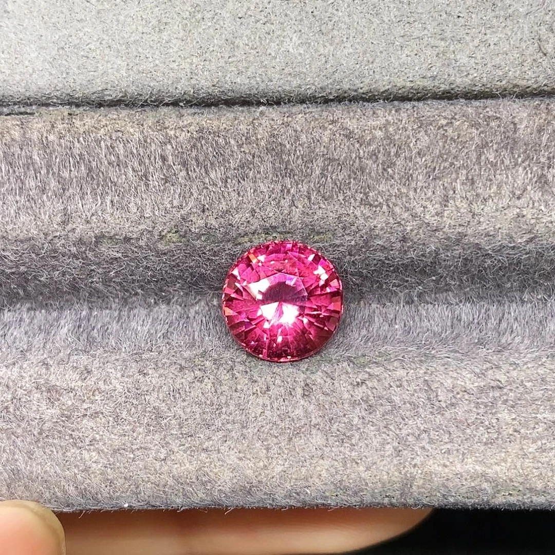 碧玺未镶嵌3.74克拉天然全净玻璃体满火彩红碧玺