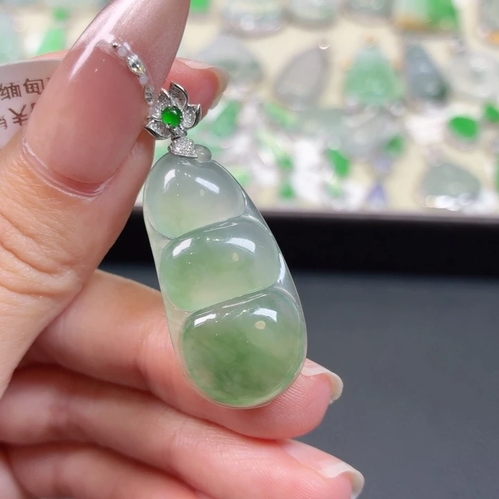 颈饰18K金镶嵌翡翠