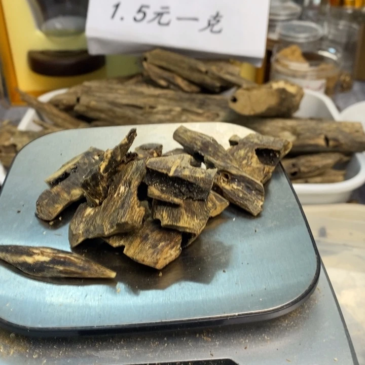 沉香碎屑沉香原材料