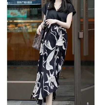 新款简约百搭精品潮流减龄遮肉女装收腰印花女装