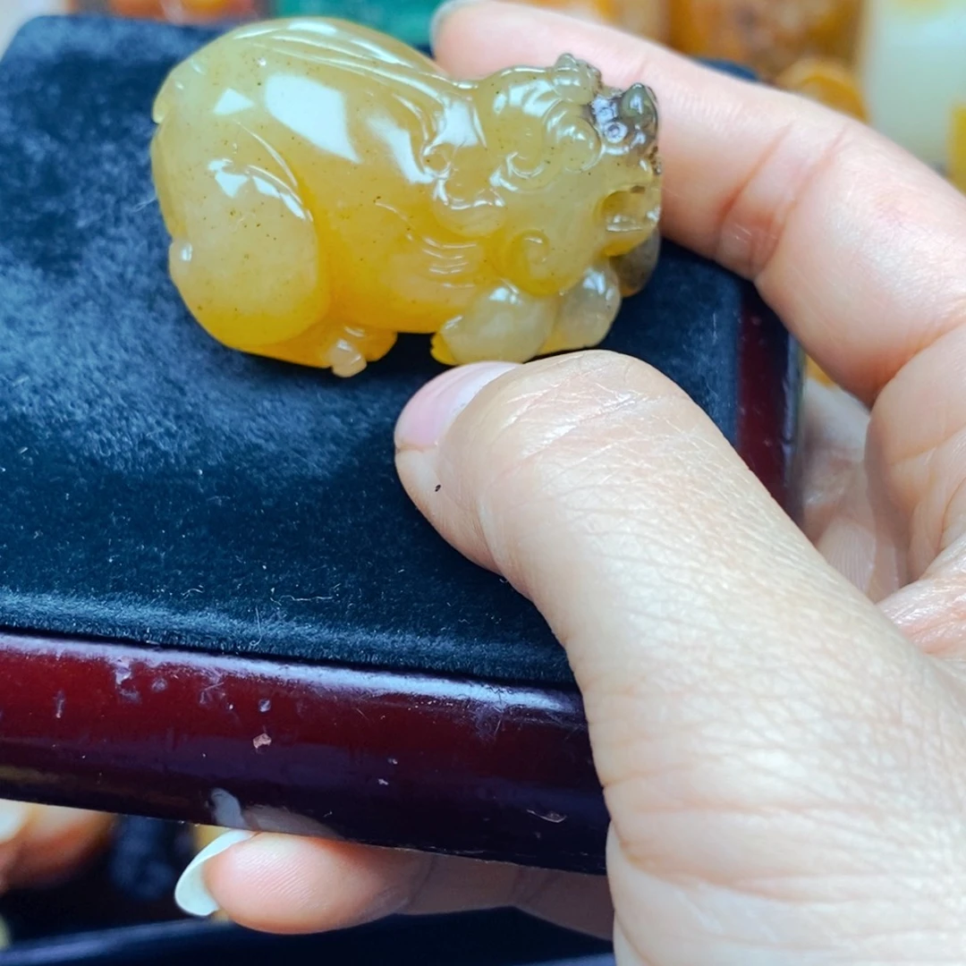 石英质玉（黄龙玉）未镶嵌颈饰