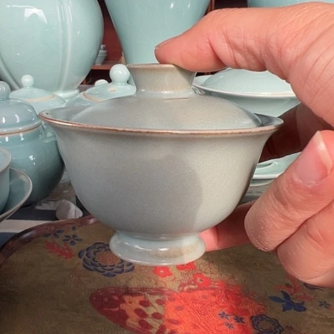 汝瓷仿古瑕元宝两才盖碗