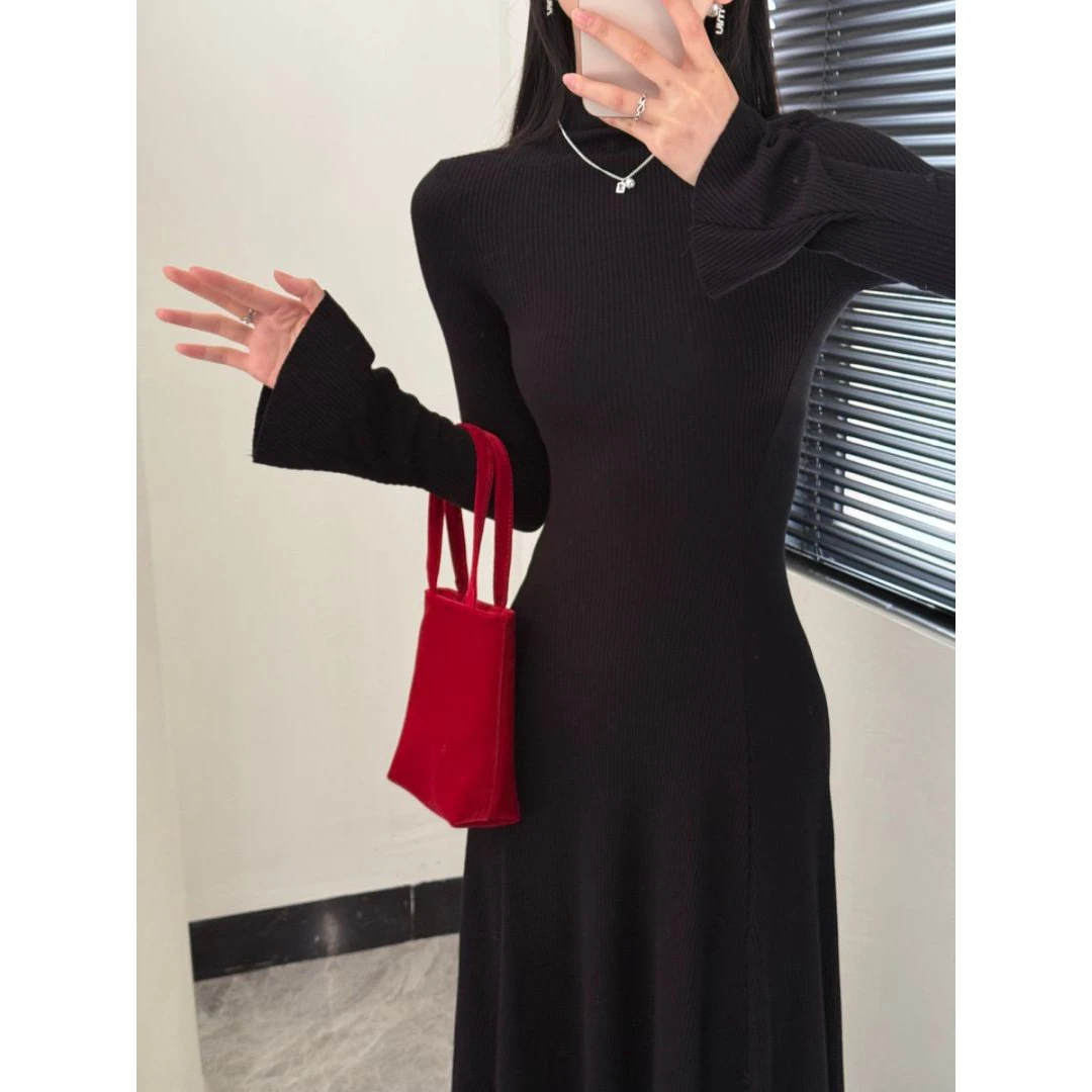 黑色裙子高级半高领收腰显瘦喇叭袖设计感秋冬时尚方领气质连衣裙