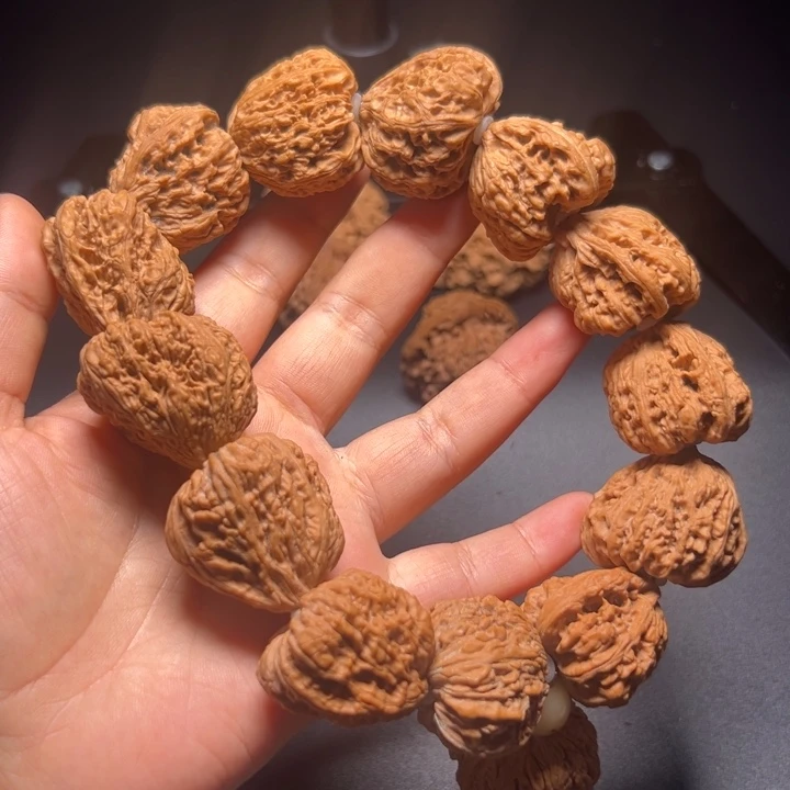 文玩核桃吊坠清**菇31到32手持南疆石一根筋