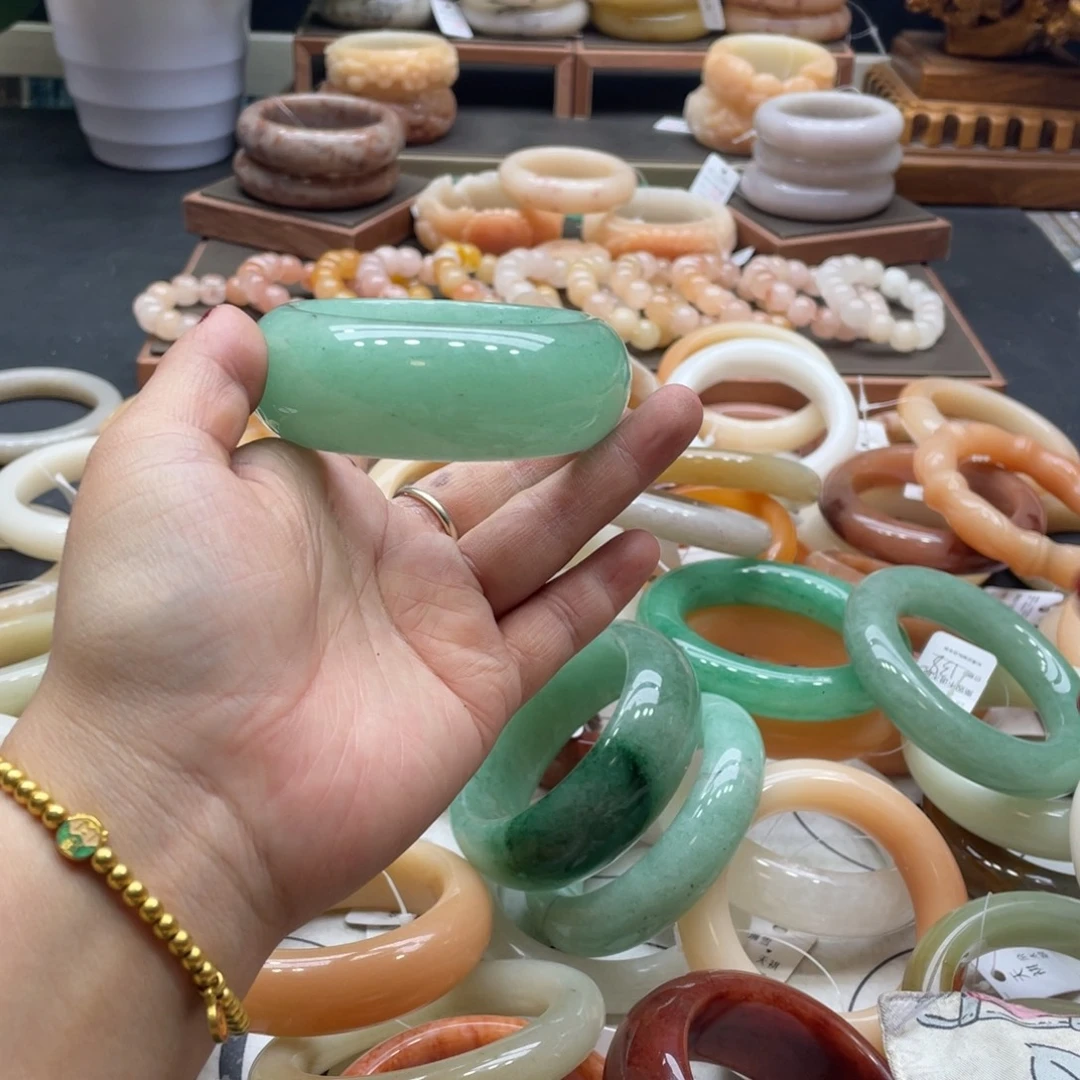 安***石英岩玉未镶嵌手镯