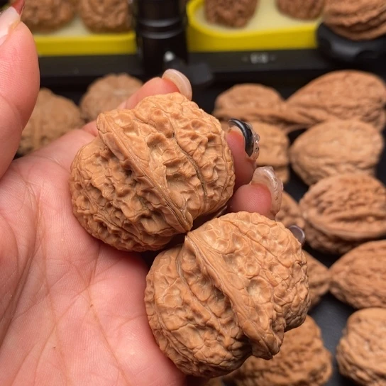【闪购商品】g***子文玩核桃手把件血麒麟