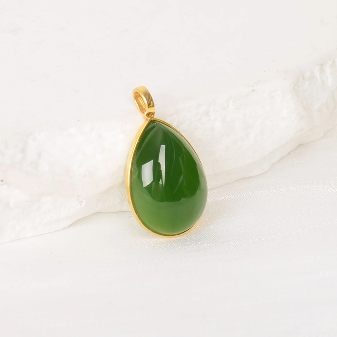 【熊总夫妇】碧玉冰底辣绿色时尚·18K金水滴吊坠-约17*13*5mm