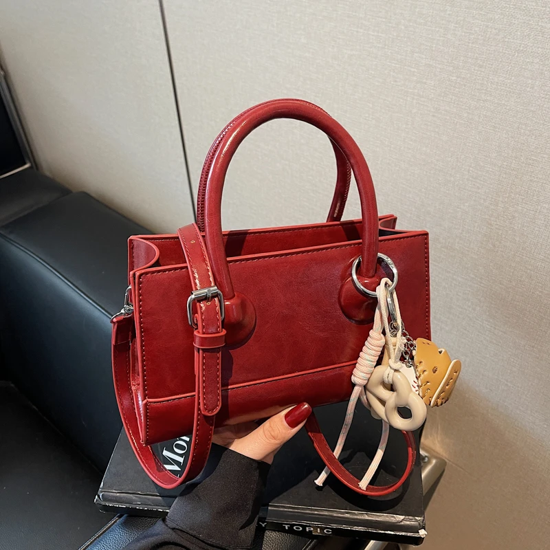 手提包女2025新款时尚百搭斜挎包高级感小方包简约复古红色单肩包