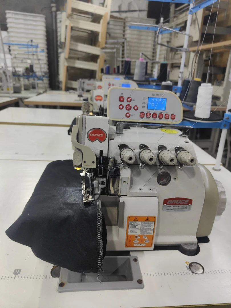 布鲁斯电脑四线自动锁边机