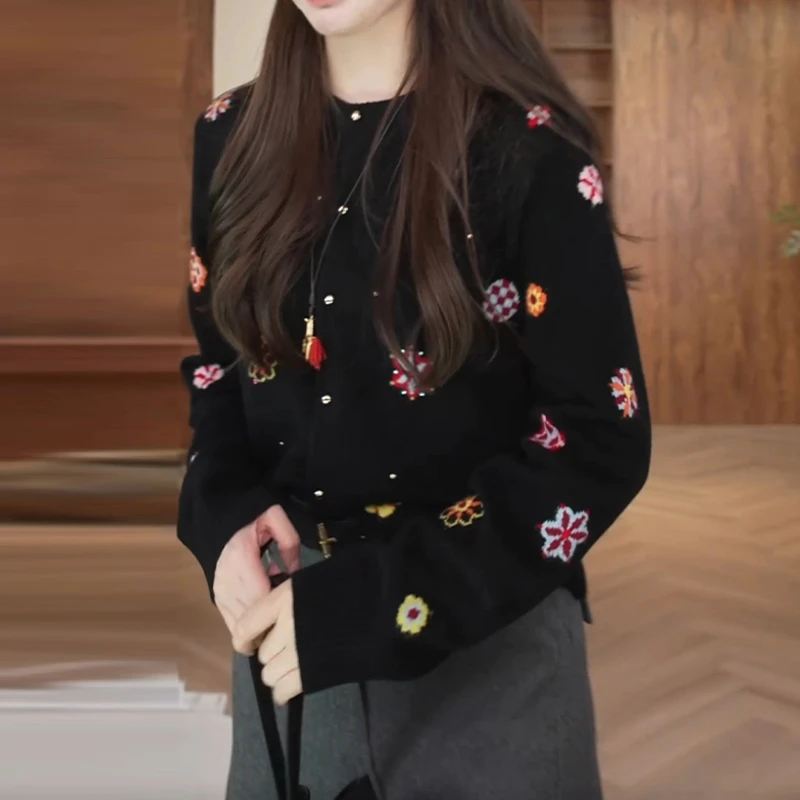 2025早秋新款韩版洋气百搭小花刺绣针织衫女减龄时尚休闲长袖上衣