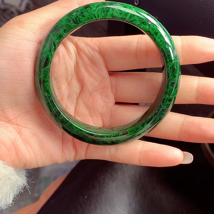 翡翠手镯未镶嵌翡翠