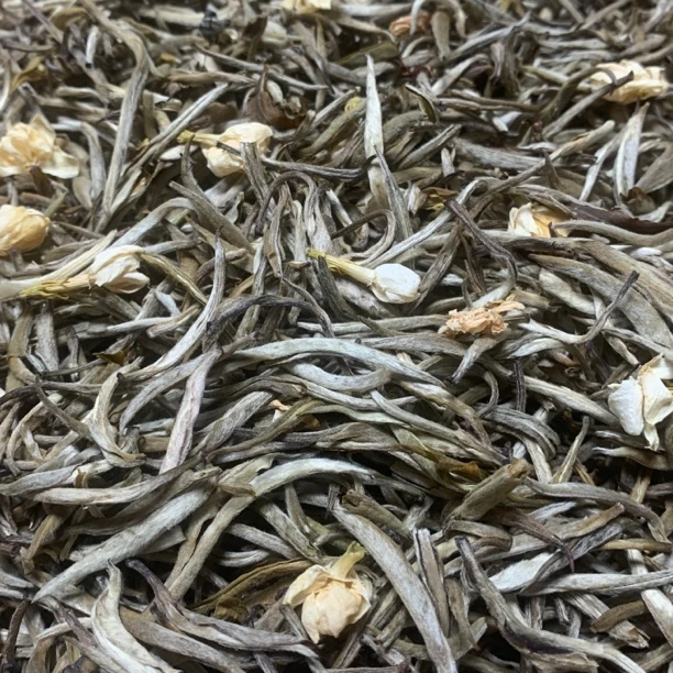 茉莉白毫银针鲜甜·浓香爽口·香气纯正·回味绵长·茶形均匀完整