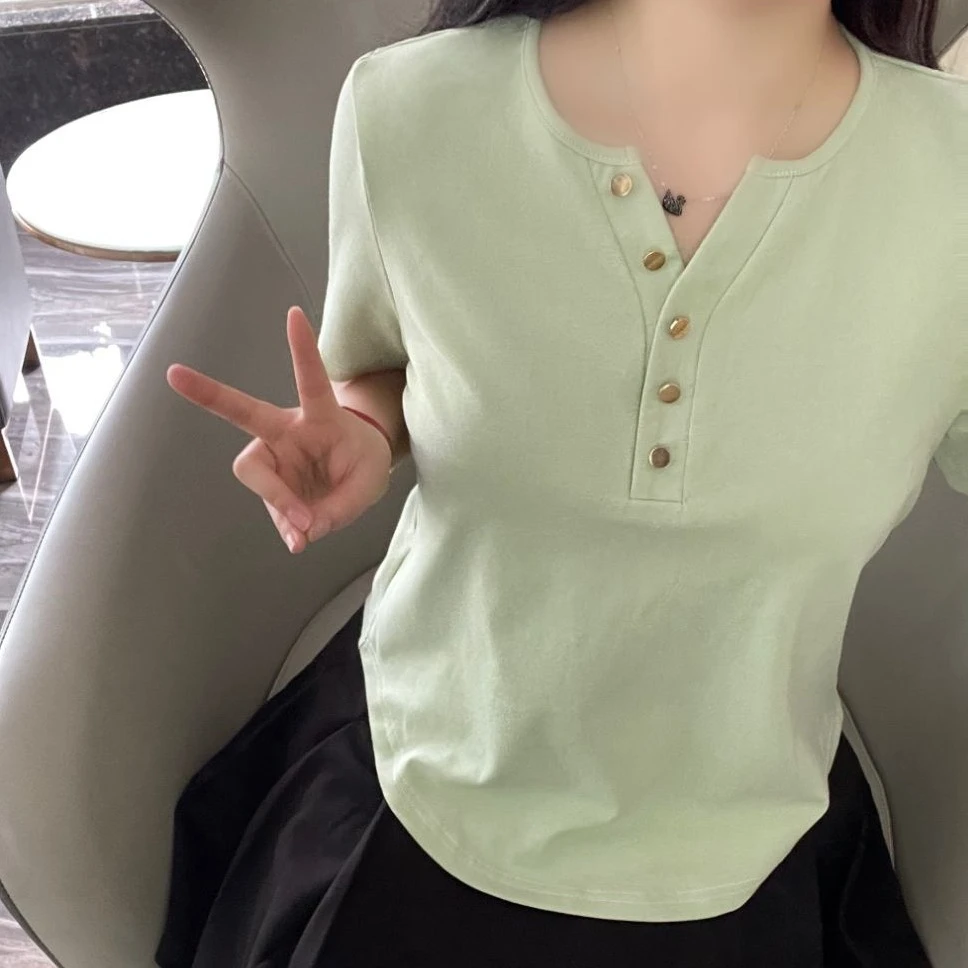 胖MM洛 48大码夏季显瘦宽松百搭气质T恤小众设计感韩版v领纽扣