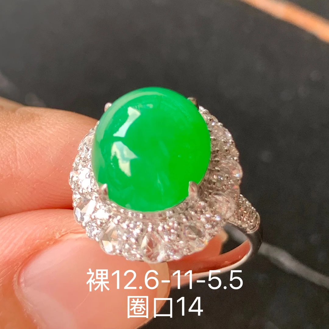高冰满绿蛋面天然翡翠戒指 镶嵌精致 女生配饰