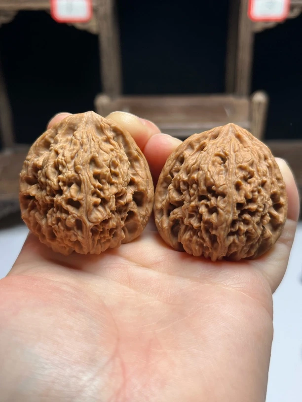 南疆石狮子头nj136文玩核桃微凹底老树果儿有色差