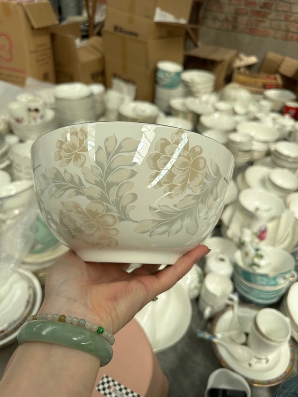 唐山骨瓷清雅名媛 8 寸奥碗，微瑕款，介意勿拍，谢谢