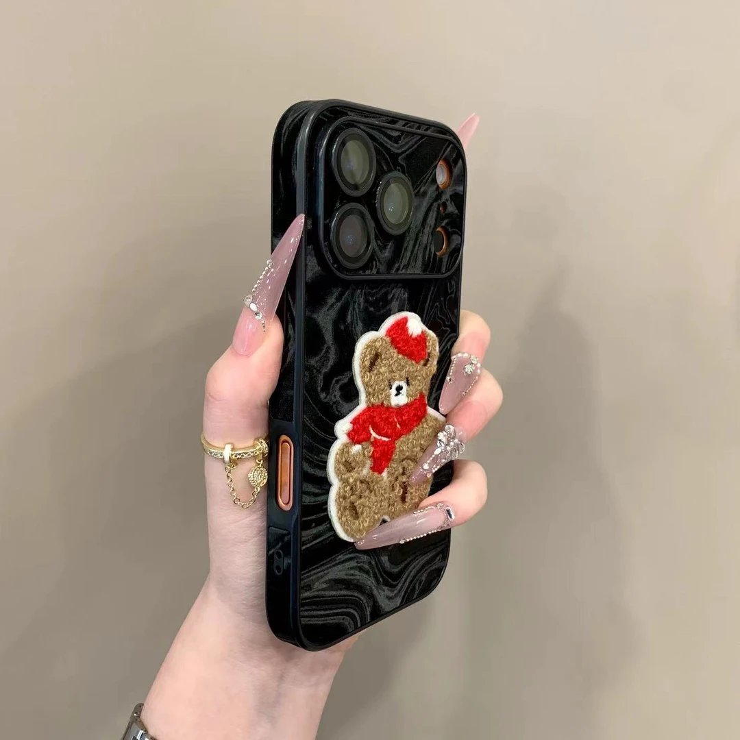 新款水波纹绒布刺绣小熊适用苹果17pro手机壳16/15可爱14promax网