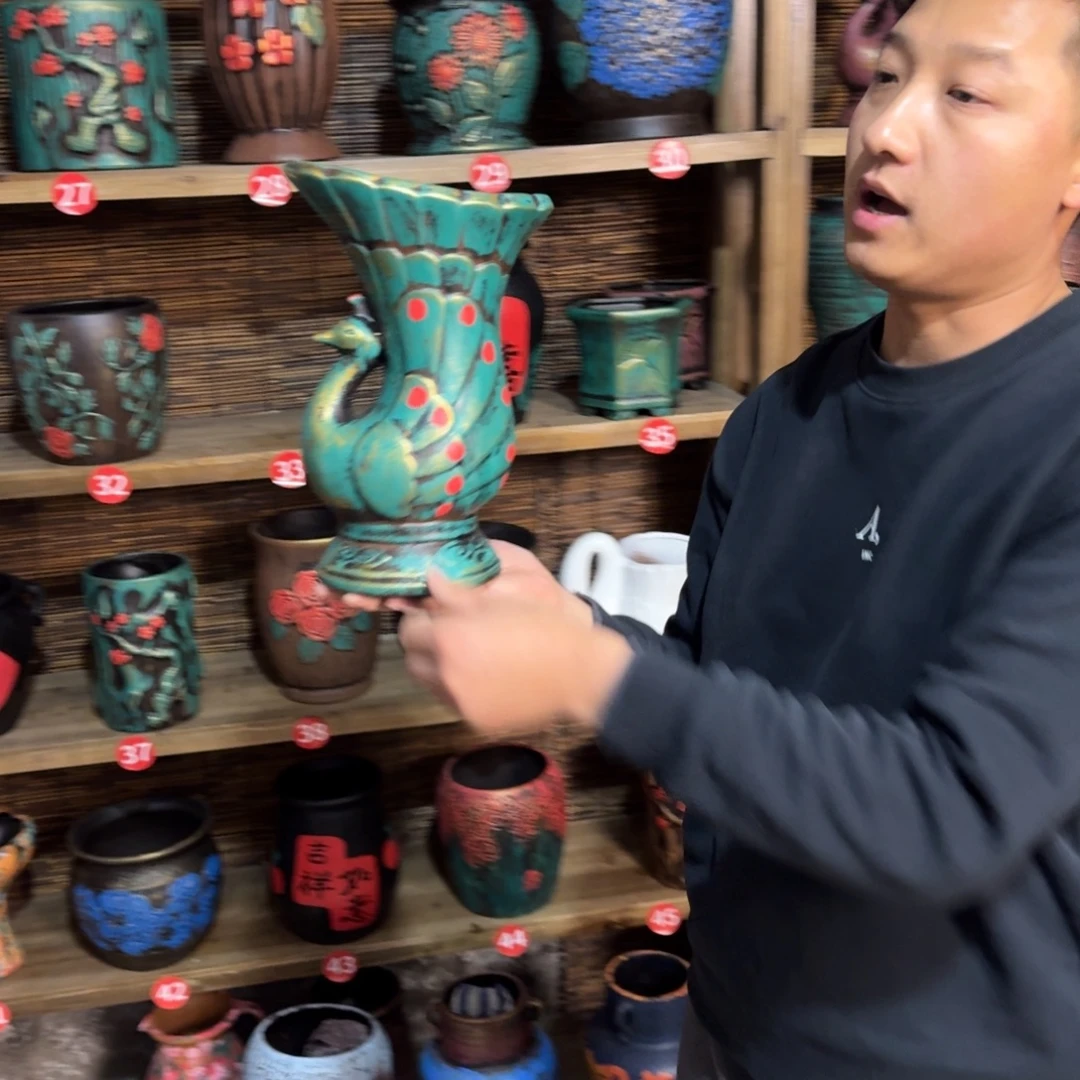 有孔红陶浮雕花盆炸炸炸