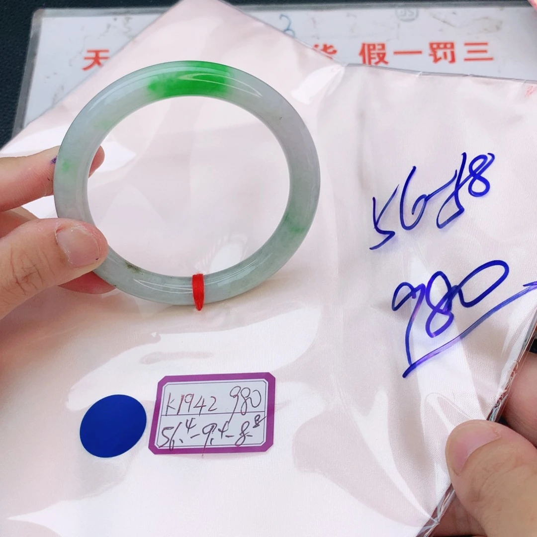 翡翠手镯未镶嵌翡翠