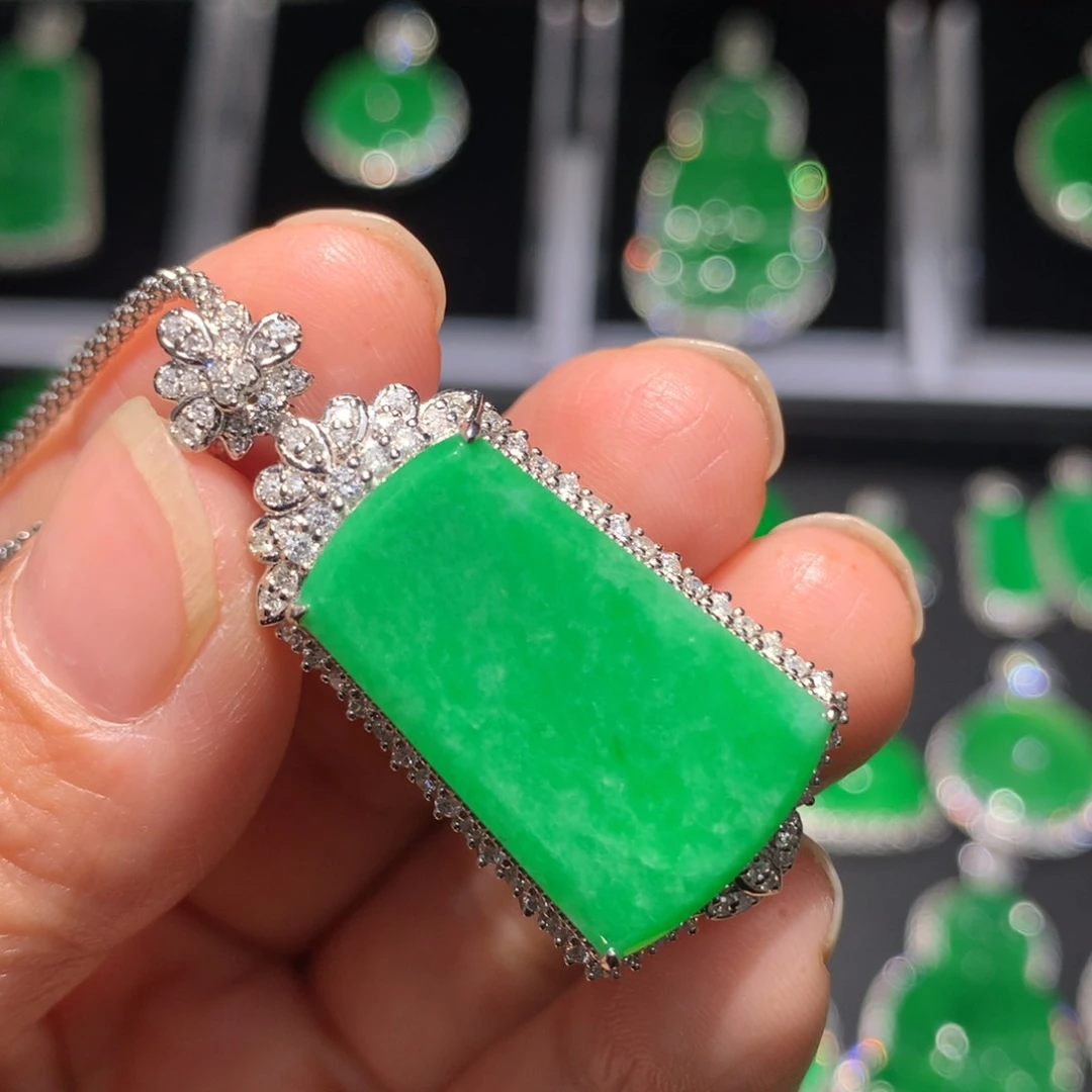 翡翠颈饰18K金镶嵌翡翠