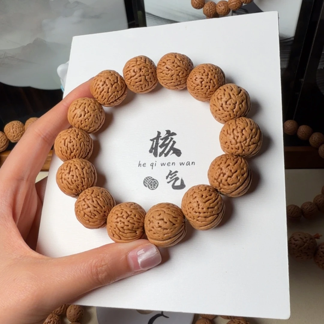 于***靠白月光桃核吊坠文玩