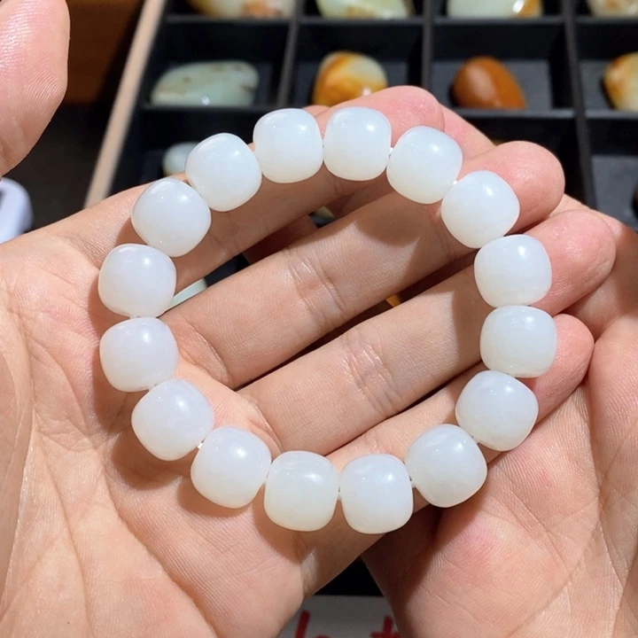 和田玉（糖玉）未镶嵌颈饰上**左