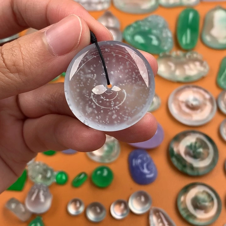 翡翠挂件未镶嵌….