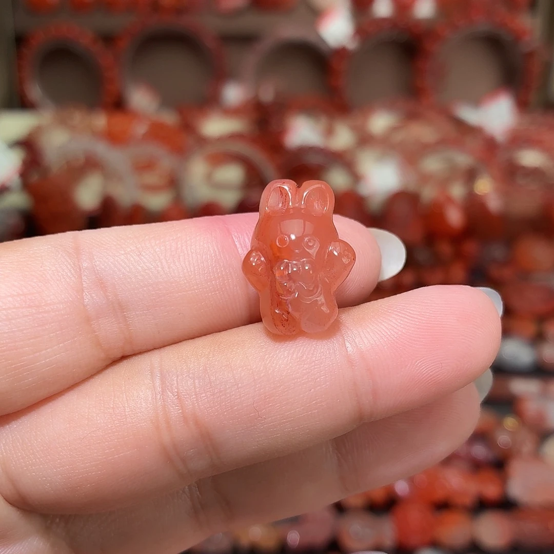 南红玛瑙未镶嵌颈饰兔子