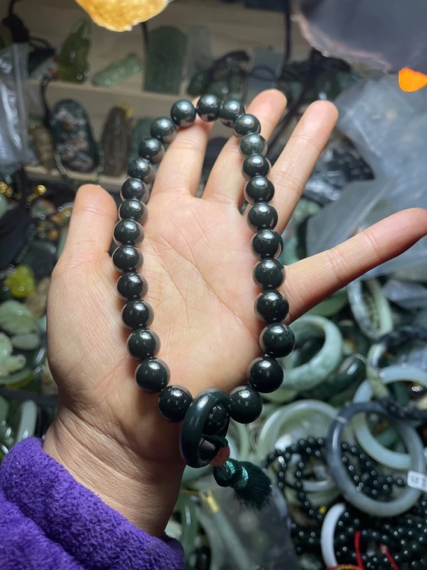 天然和田玉手持一个盘玩