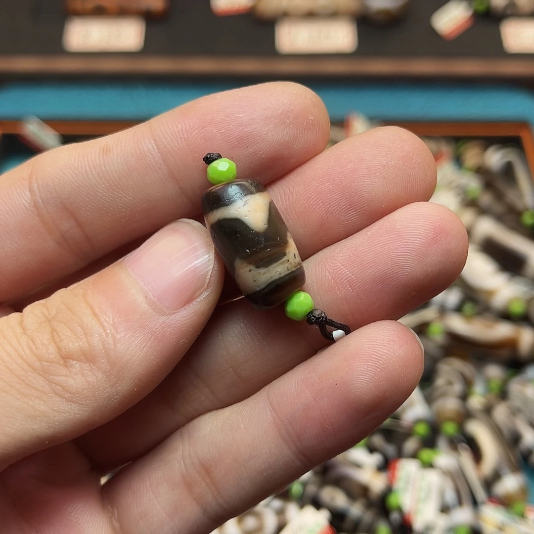 M***.玛瑙/玉髓未镶嵌珠宝半成品