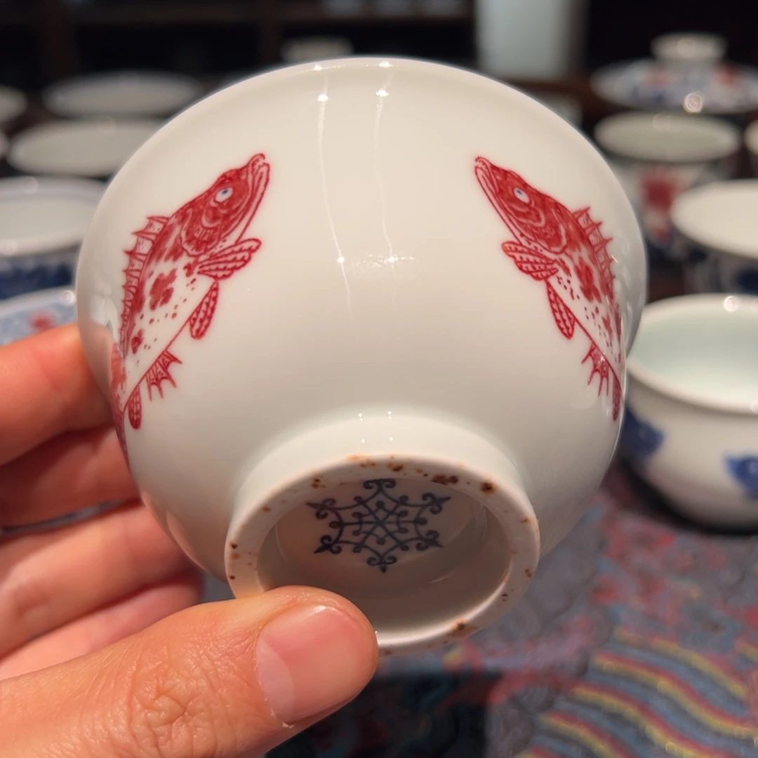 万***品陶精品青花釉里红三面鳜鱼内海水纹压手杯
