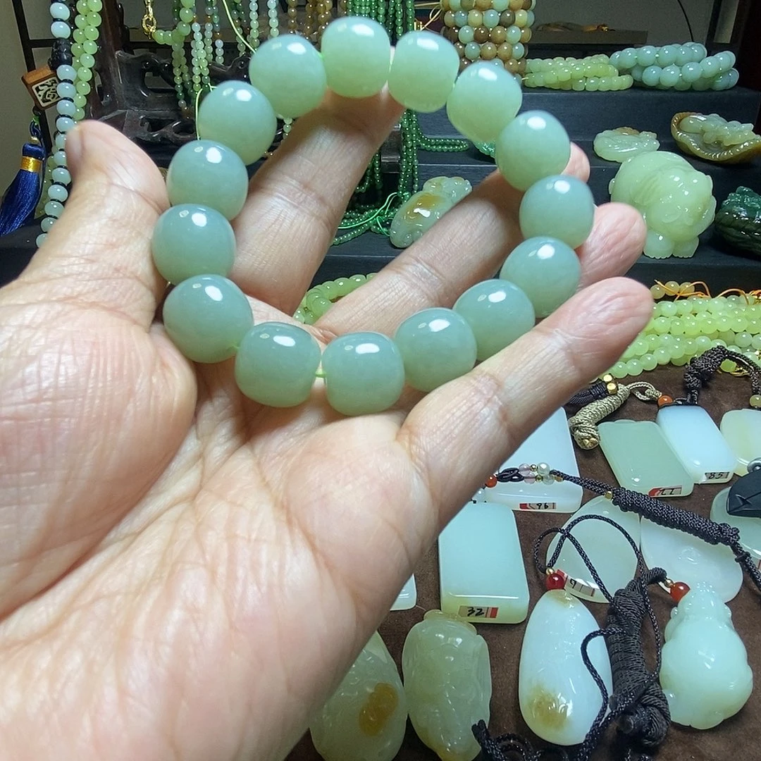 讷***行和田玉未镶嵌手链