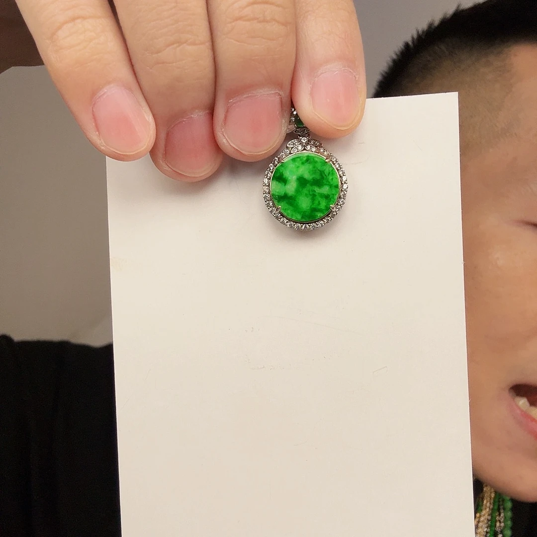 翡翠未镶嵌颈饰一件