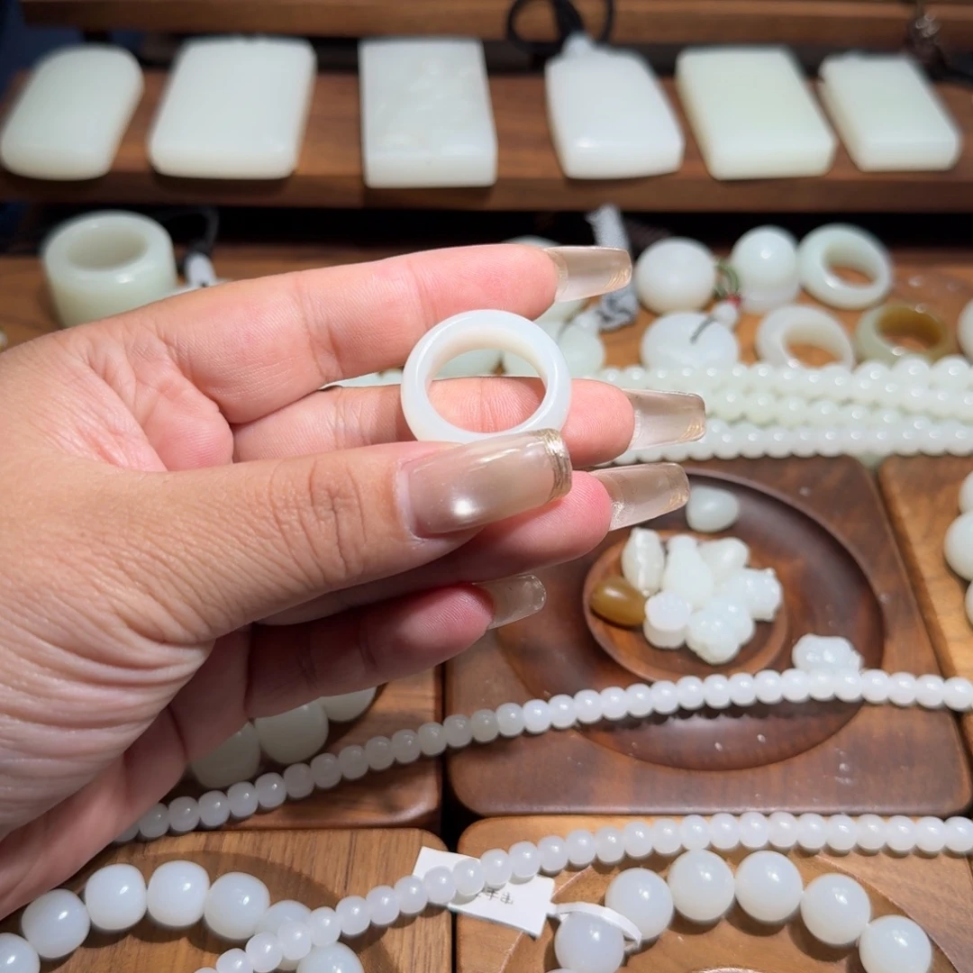 韦***·和田玉未镶嵌颈饰