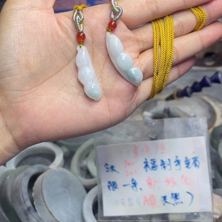 翡翠未镶嵌颈饰多样性