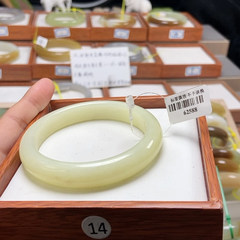 【闪购商品】和田玉手镯未镶嵌