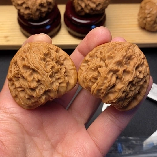 文玩核桃把件三角白狮子