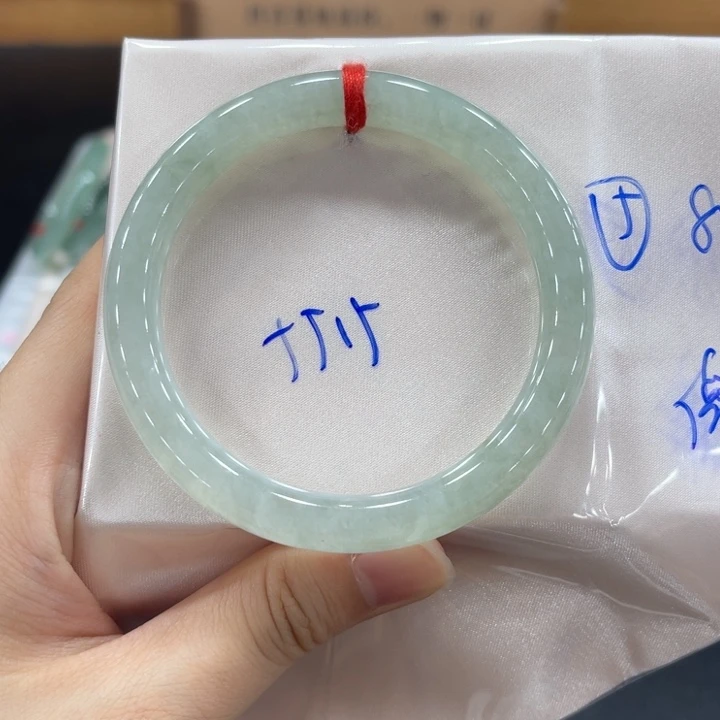 翡翠手镯未镶嵌翡翠