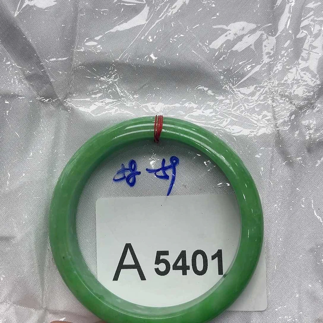 翡翠手镯未镶嵌默认瑕疵