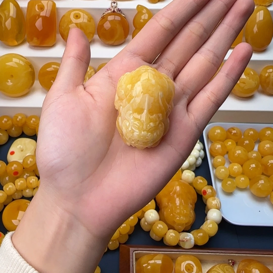 琥珀未镶嵌颈饰貔貅
