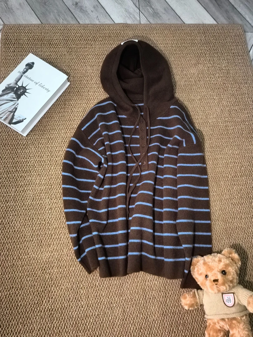 4扣条纹连帽毛衣