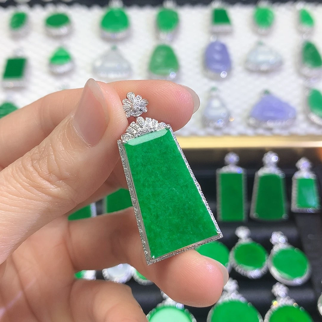 颈饰18K金镶嵌翡翠吊坠